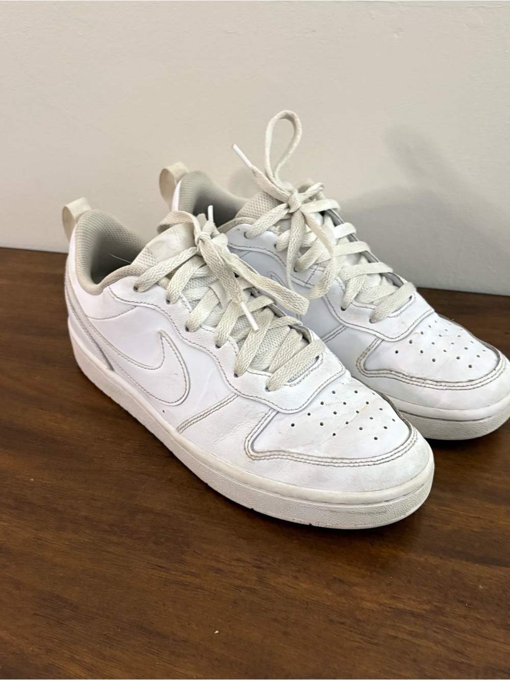 Nike Youth Size 6.5 , White Courts Low Cut Sneakers  Preppy Clean Bq5448-100